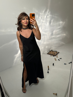 Платье на тонких бретелях черное