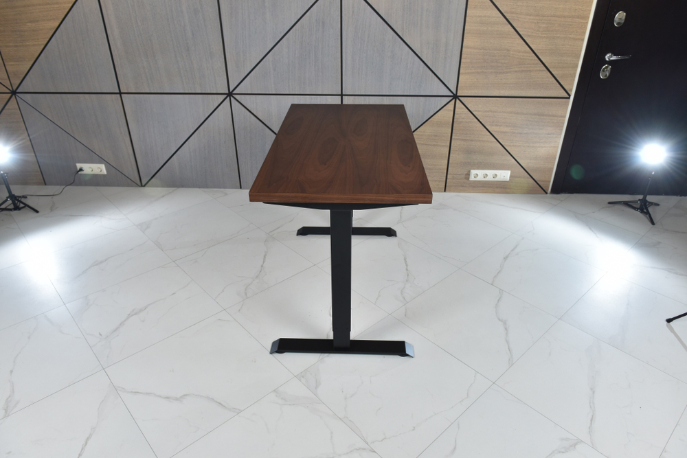 Регулируемый компьютерный стол Bazalt с регулировкой по высоте — столешница МДФ Американский орех