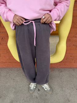 Брюки-бананы из серого футера с велюровым эффектом