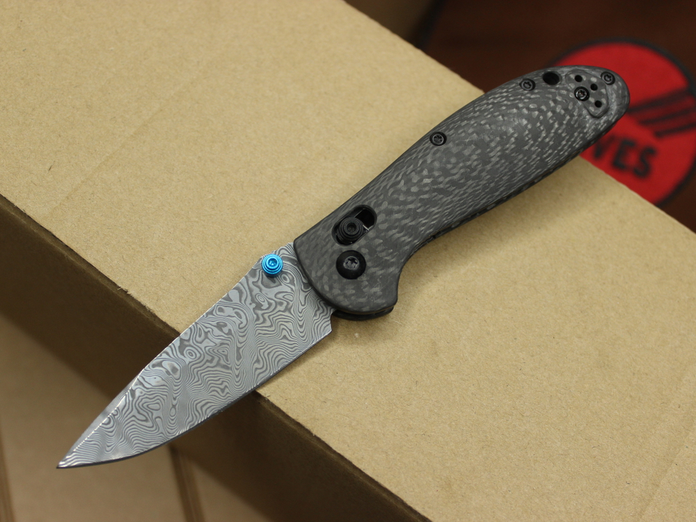 Нож Benchmade 556 Griptilian Mini Carbon (чистый карбон) А+++ - синий шпенек