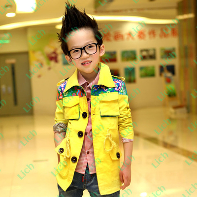 Плащ детский с накладными карманами, кулиской и яркой кокеткой