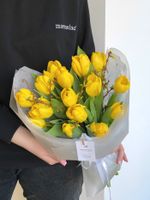 Букет из 15 желтых тюльпанов и форзиции