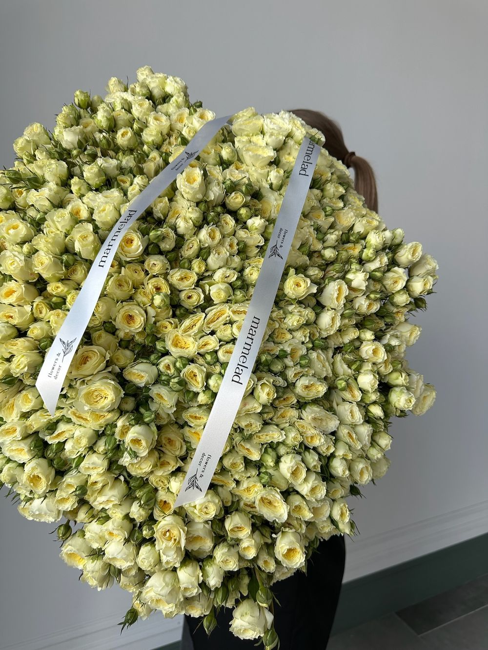 Кустовая роза в светло-желтом оттенке