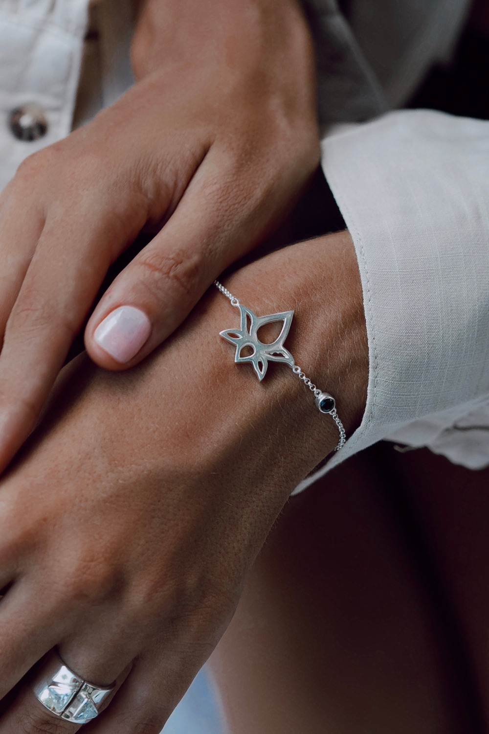 Браслет «Лотос» с черным цирконом