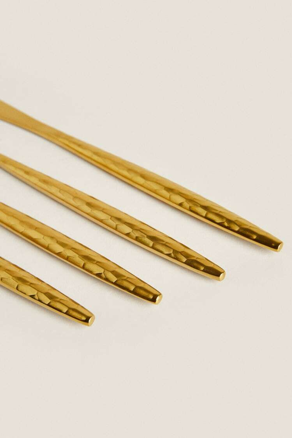 ZARA HOME НАБОР НОЖЕЙ С РЕЛЬЕФНОЙ РУЧКОЙ, ЗОЛОТОЙ