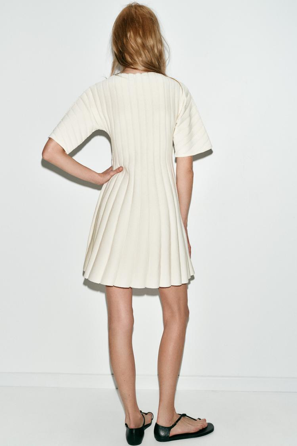 ZARA КОРОТКОЕ ПЛАТЬЕ В РУБЧИК С ОБЪЕМНЫМИ РУКАВАМИ, ЭКРЮ