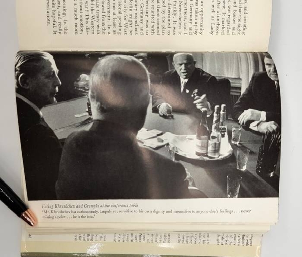 "Riding the Storm 1956 - 1959 (Оседлав шторм 1956 - 1959)". Macmillan  Harold (Максимилиан Гарольд). 1971г.