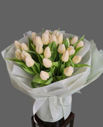 27 белых/сливочных тюльпанов