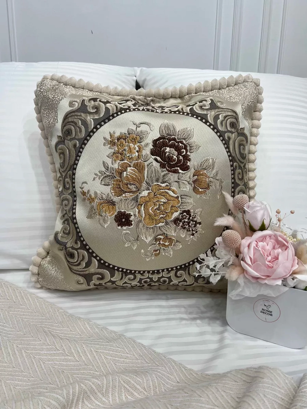 Декоративная наволочка 50х50 для подушки с декором