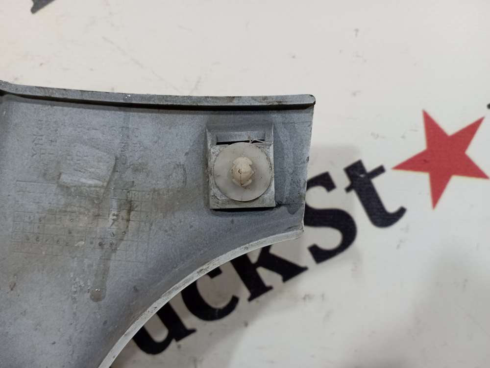 Накладка стойки лобового стекла наружная левая