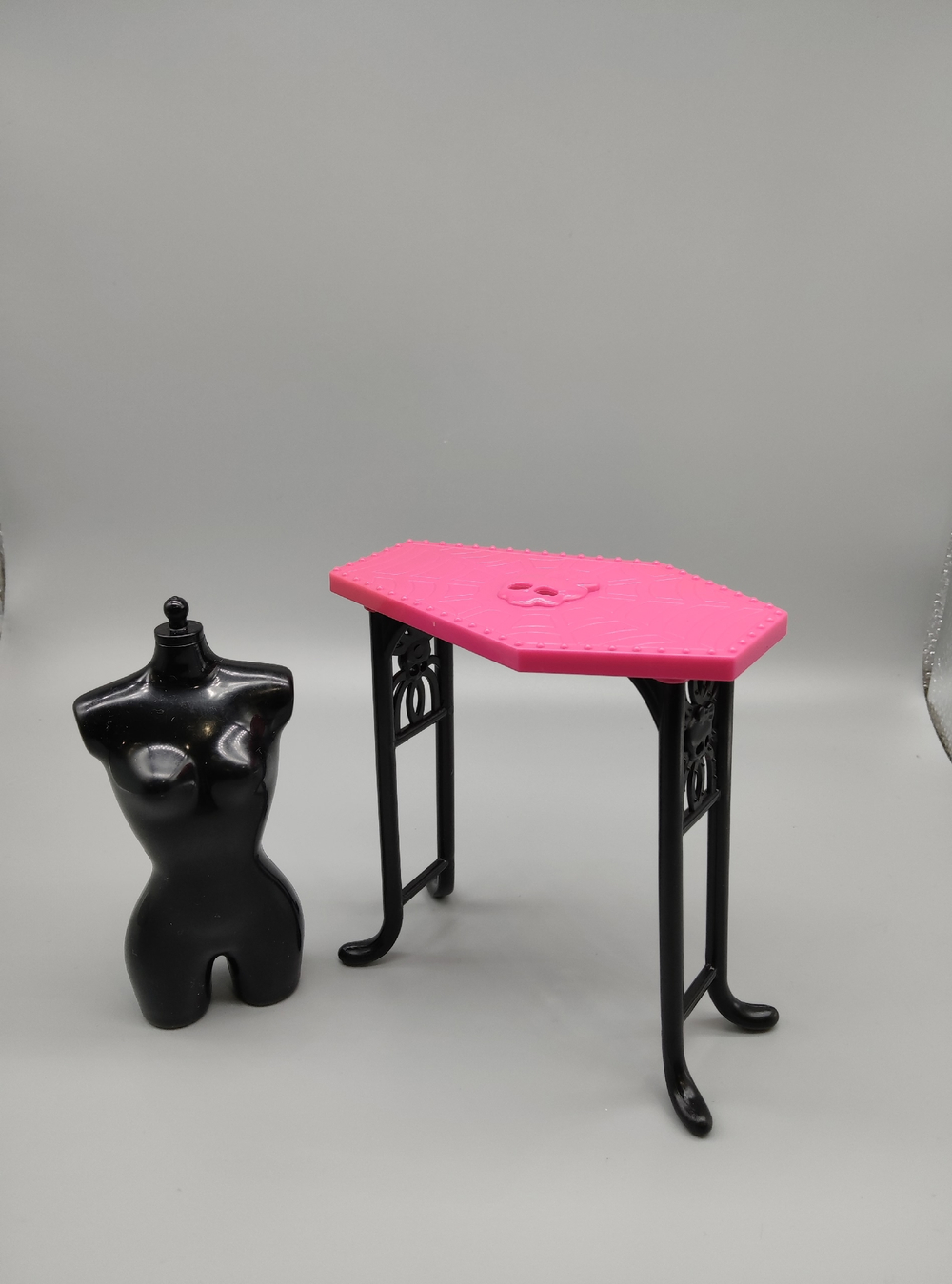 Мебель для кукол Барби стол 0647