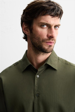 ZARA РУБАШКА ИЗ РЕЛЬЕФНОЙ ТКАНИ EASY CARE, ТЕМНЫЙ ХАКИ