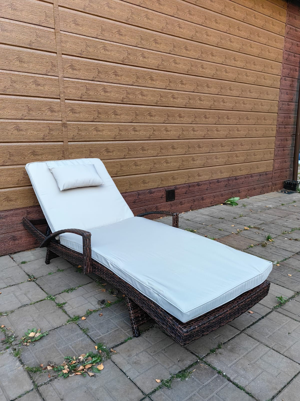 Шезлонг из искусственного ротанга с подлокотниками «MARA » — Dark Brown