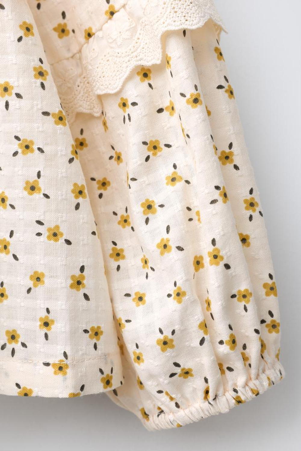 ZARA БЛУЗА С ЦВЕТОЧНЫМ ПРИНТОМ, ВОЛАНАМИ И КРУЖЕВОМ, ЭКРЮ