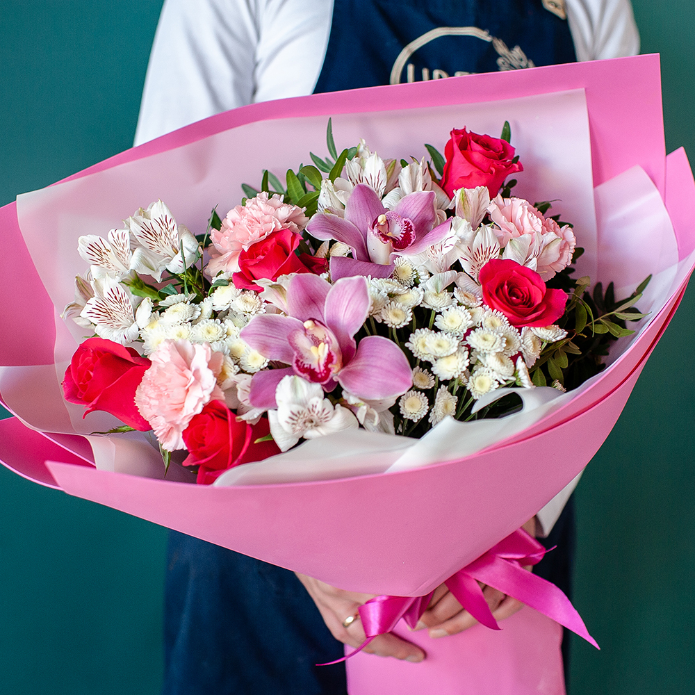 Сборный букет с орхидеей в розовых тонах