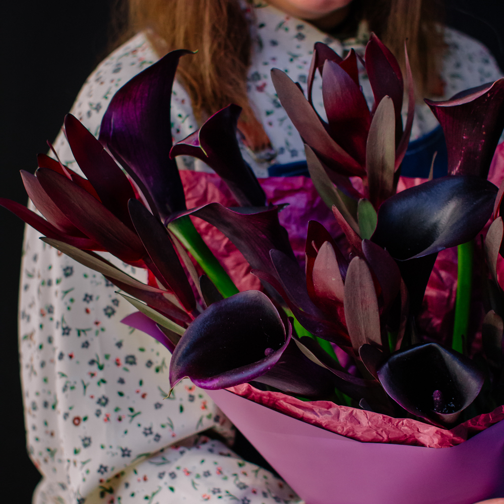 46. Насыщенный дуо-букет с каллами и леукондендронами