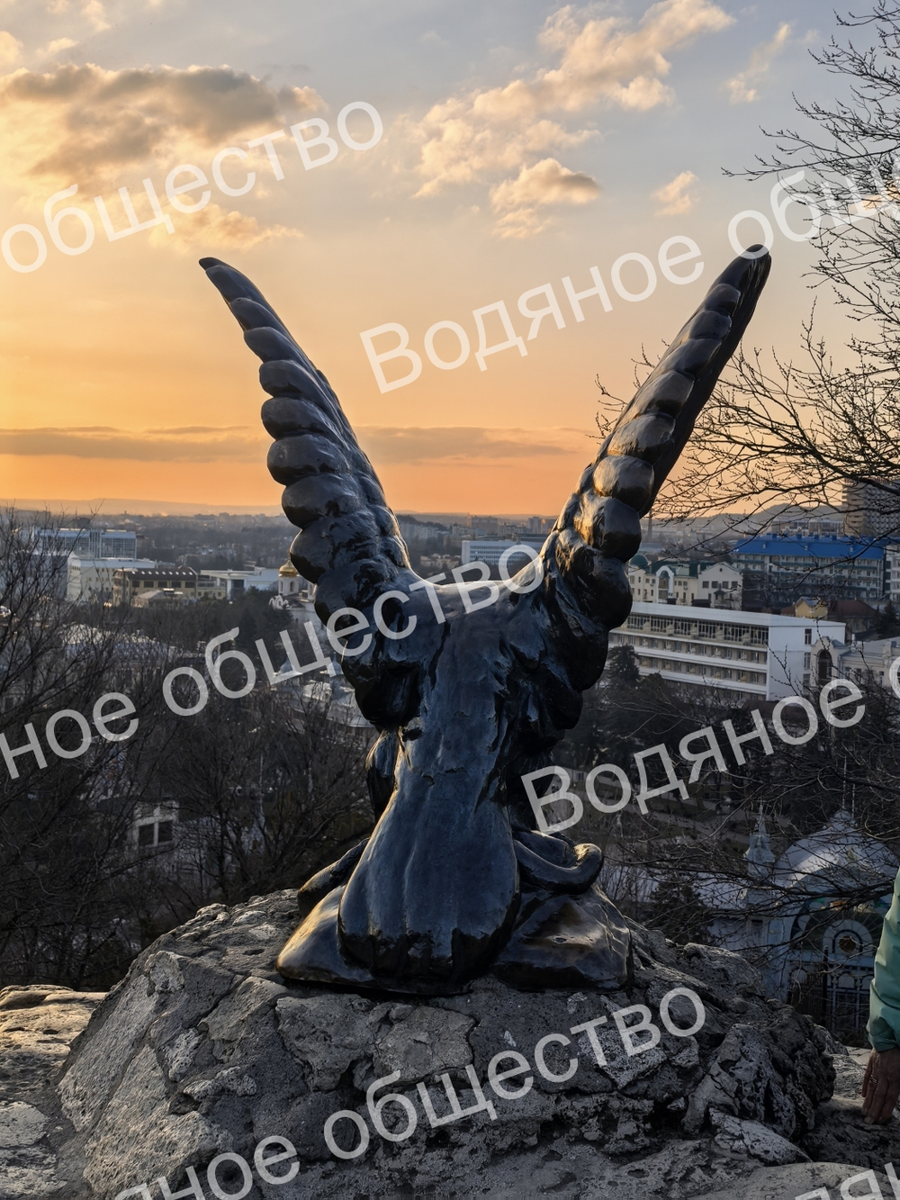 Скульптура орла, терзающего змею