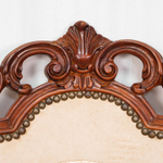 Стул с тисненой золотом кожей