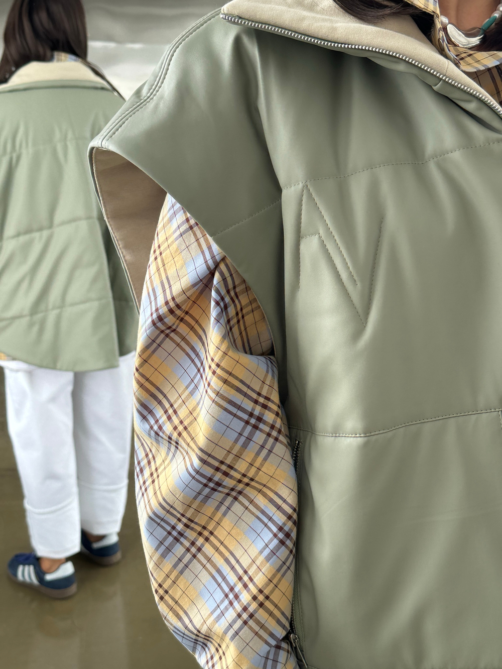 Объемный жилет из эко-кожи