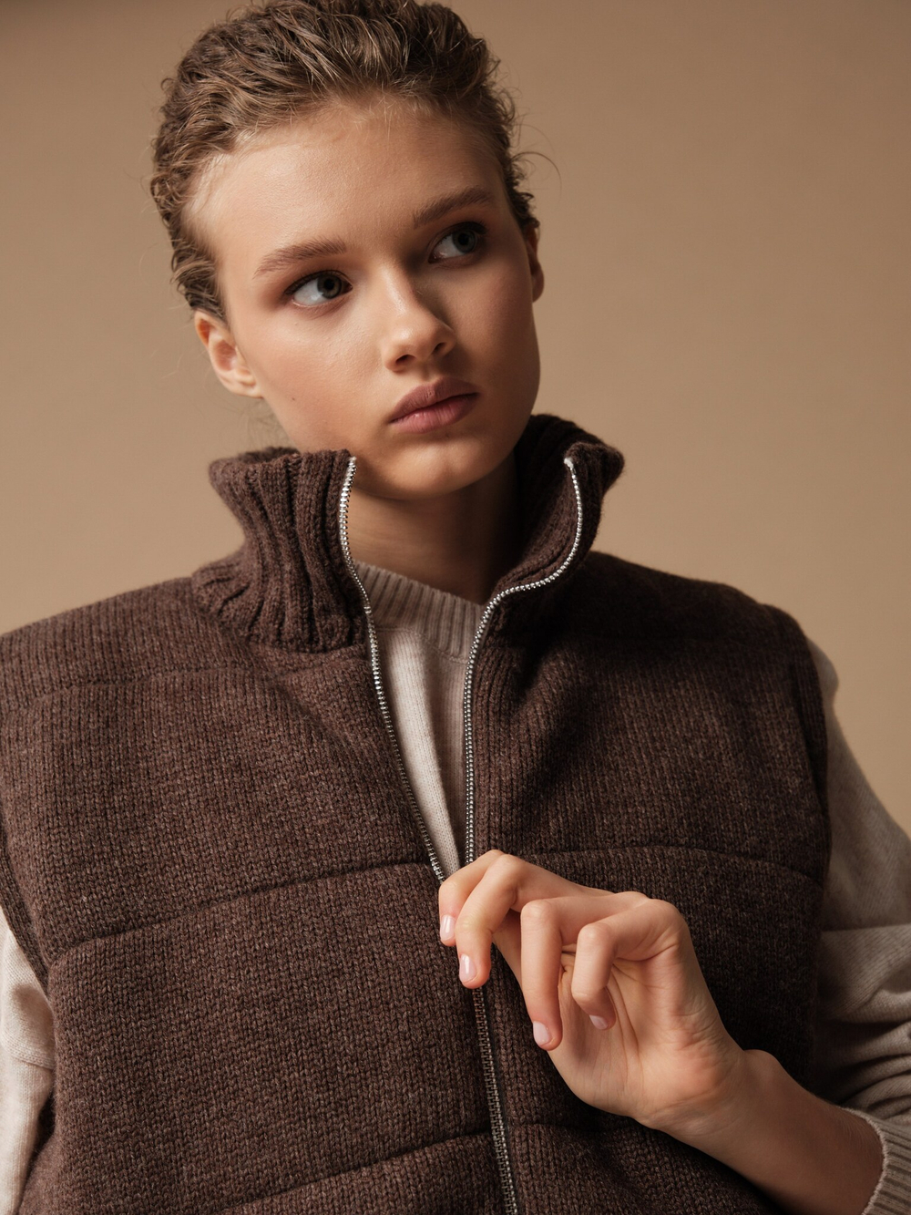 V0442-8100 Жилет шоколадный dbr