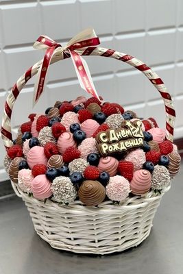 Корзина с клубникой в шоколаде "Клубничная принцесса"