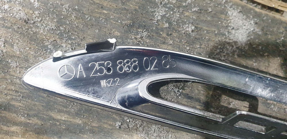 Молдинг решетки радиатора Mercedes GLC (X253) 15-19 Б/У Оригинал A2538880285