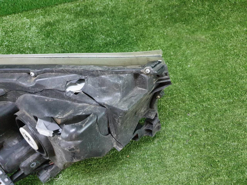 Битая Фара левая Toyota Hilux 8 (2015-2020) LED