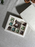 Коробка для 12 конфет с тиснением