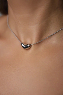 Колье маленькое серебряное сердце на серебряной цепочке с бегунком