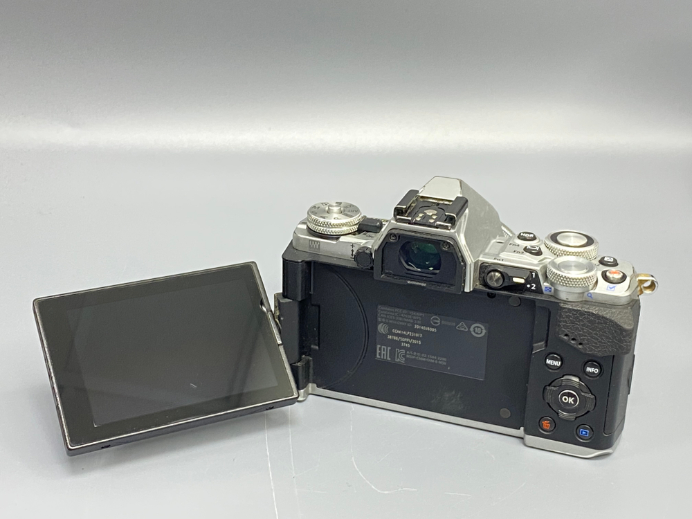 Olympus OM-D E-M5 Mark II kit 14-42mm 21700 кадров