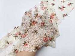 Кружевной набор для бюстгальтера с мягкой чашкой на каркасах и трусиков. Цветочный принт на молочном фоне(EK-2786)