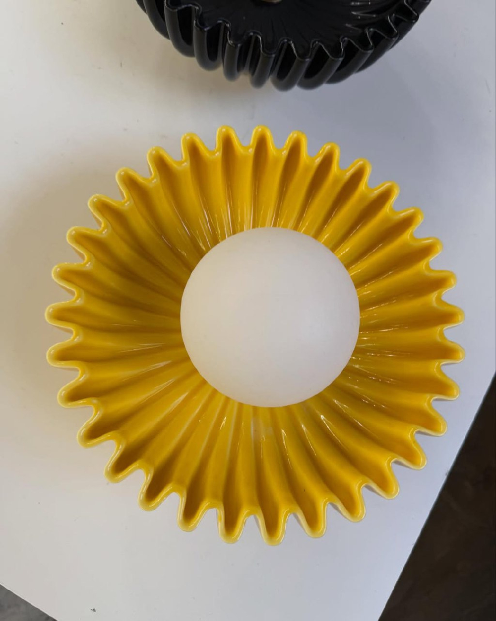 Керамические бра круглой формы в насыщенном тёмно-изумрудном и тёплом жёлтом цветах.