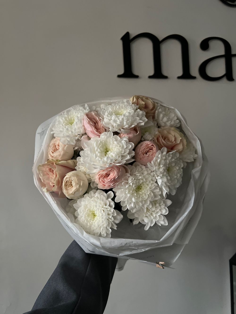 Авторский букет из хризантемы, кустовых пионовидных и классических роз