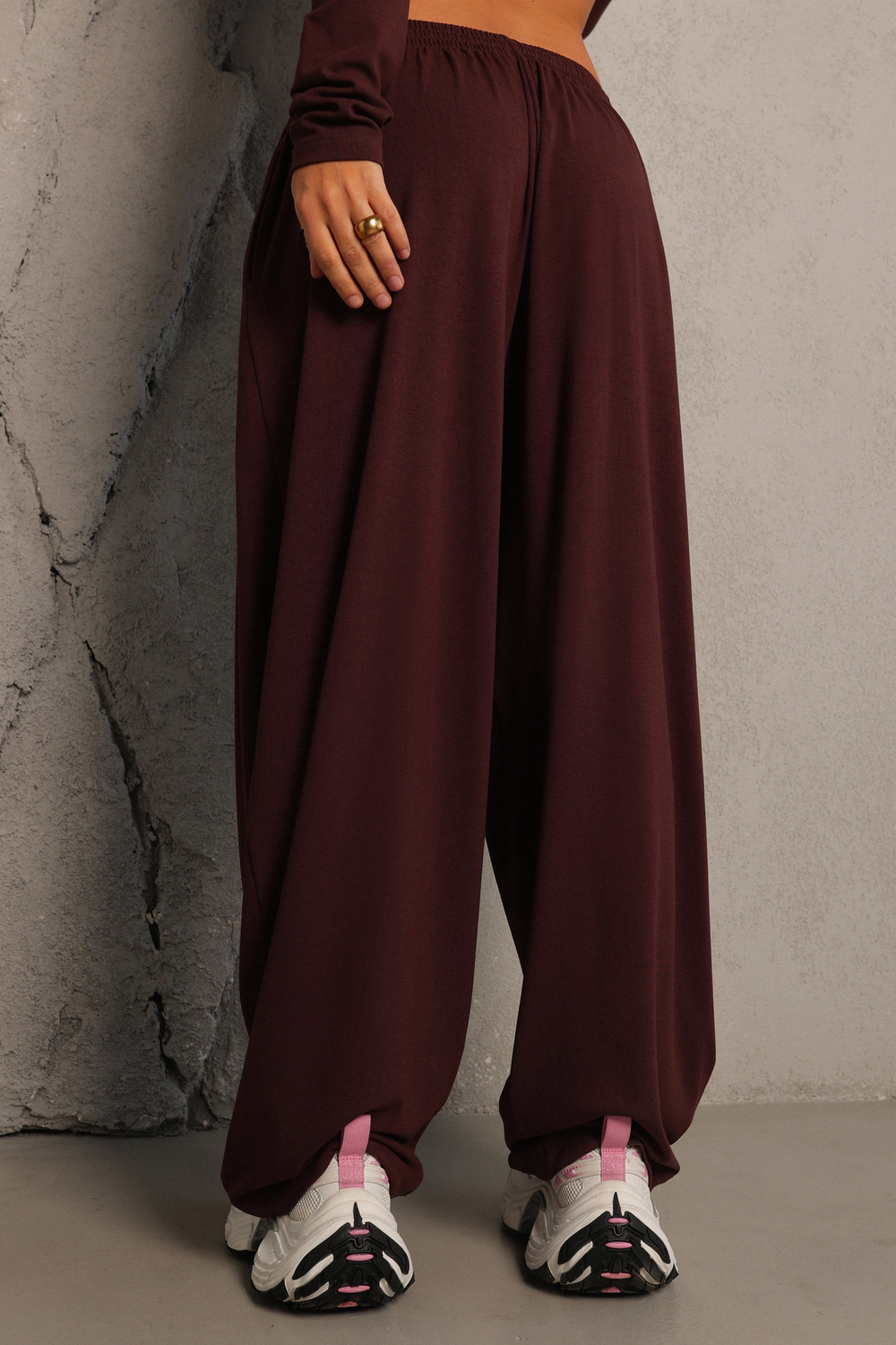 Брюки на резинке из тонкого трикотажа