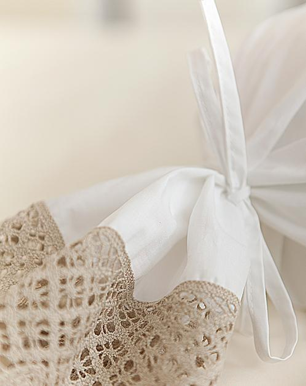 Элитная наволочка декоративная для валика Rose белая от Luxberry фрагмент