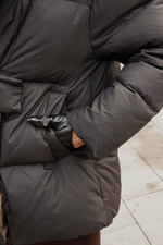 Пуховик с застежкой-клапаном средней длины