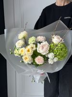 Букет сборный из кустовых пионовидных роз, гортензии, веток прунуса и диантусов