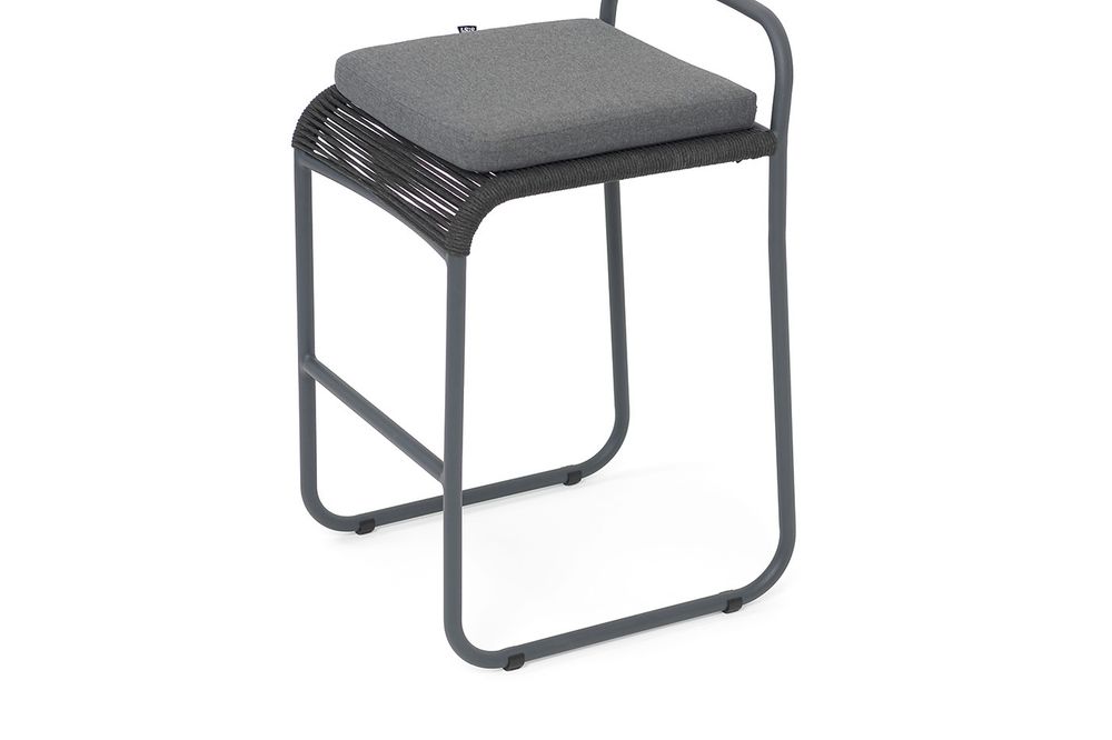 "Ането" стул барный плетеный из роупа, каркас алюминий темно-серый (RAL7024) муар, роуп темно-серый круглый, ткань темно-серая 027