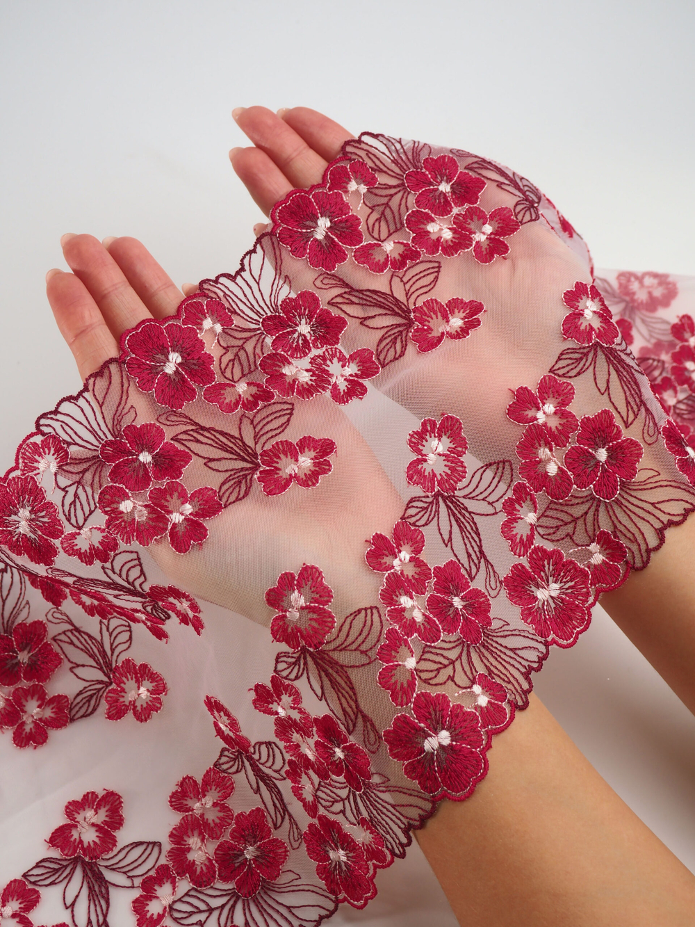 Вышивка на сетке белая с красным и бордовым неэластичная ширина 17 см ОТРЕЗЫ