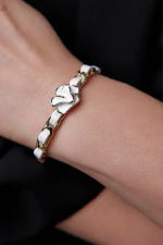 Браслет роза на белой коже, оттенок золото