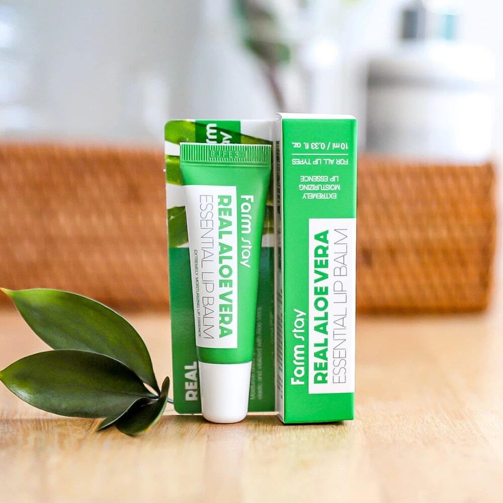Увлажняющий бальзам с соком алоэ FarmStay Real Aloe Vera Essential Lip Balm