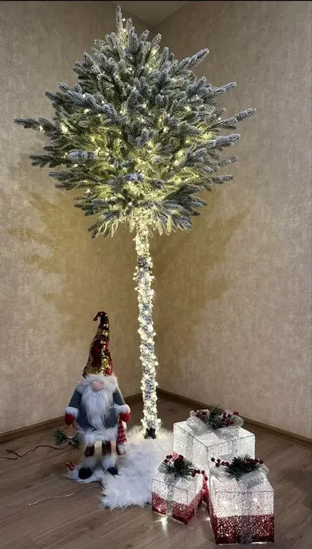 Заснеженная елка на ножке «Торшер» с гирляндой встроенной (Литая хвоя) 210 см / 2,1 м