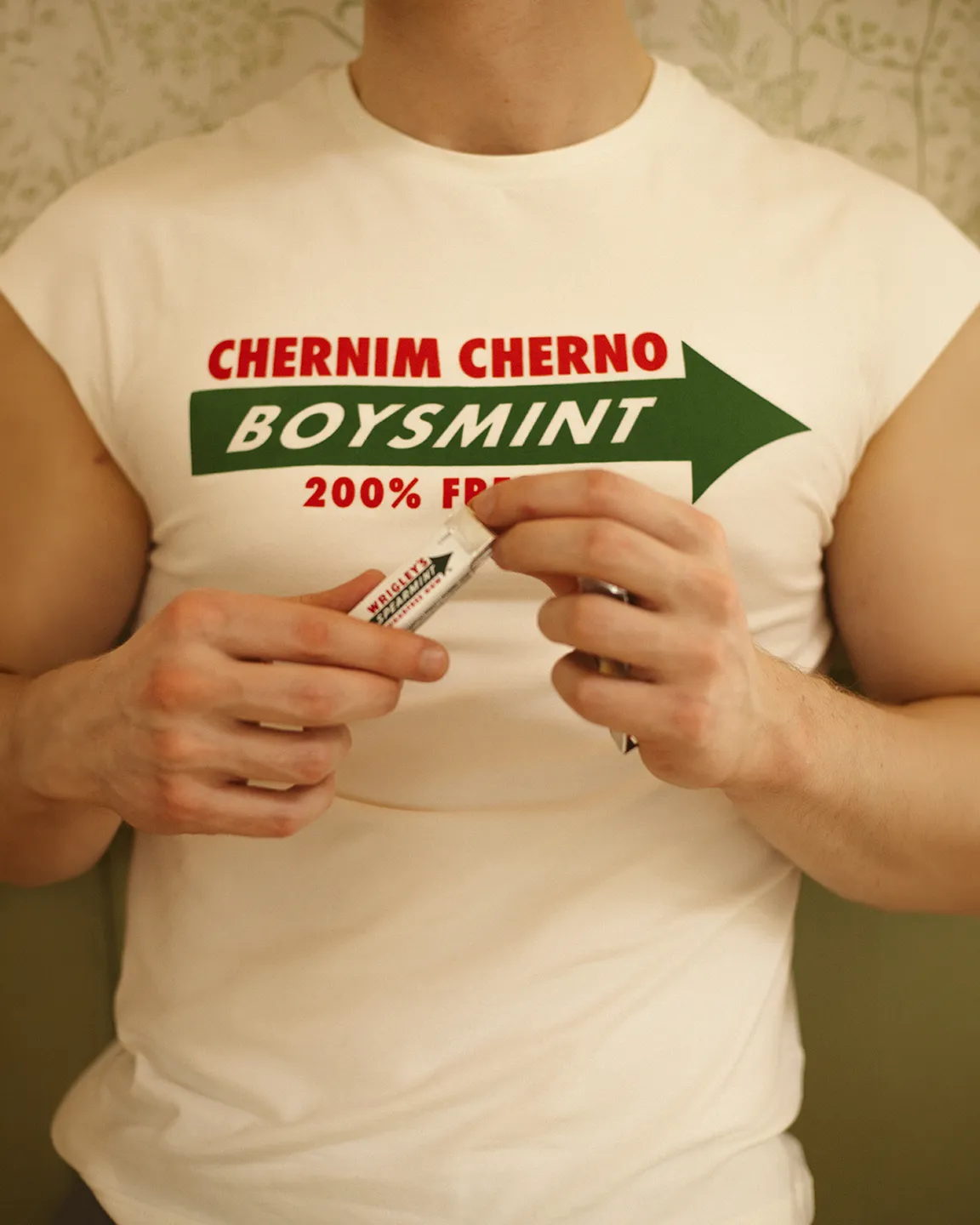 Белая майка без рукавов 
