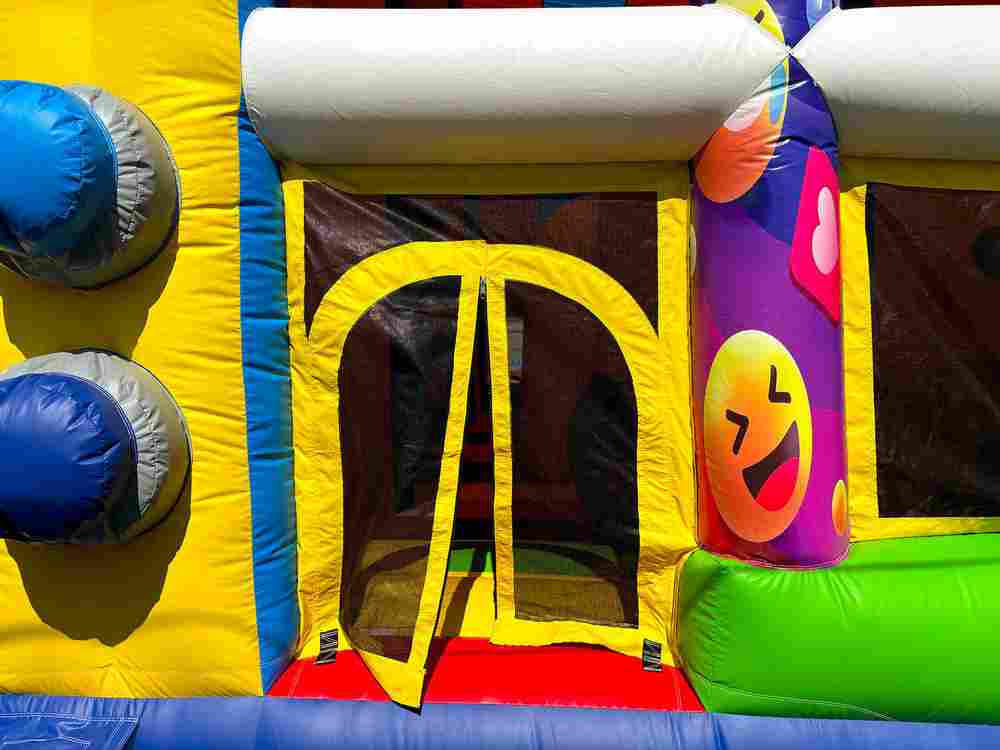 Коммерческий надувной батут «Смайлики» с крышей, размер 12*8*7 м