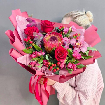 Авторский букет с протеей в красной гамме