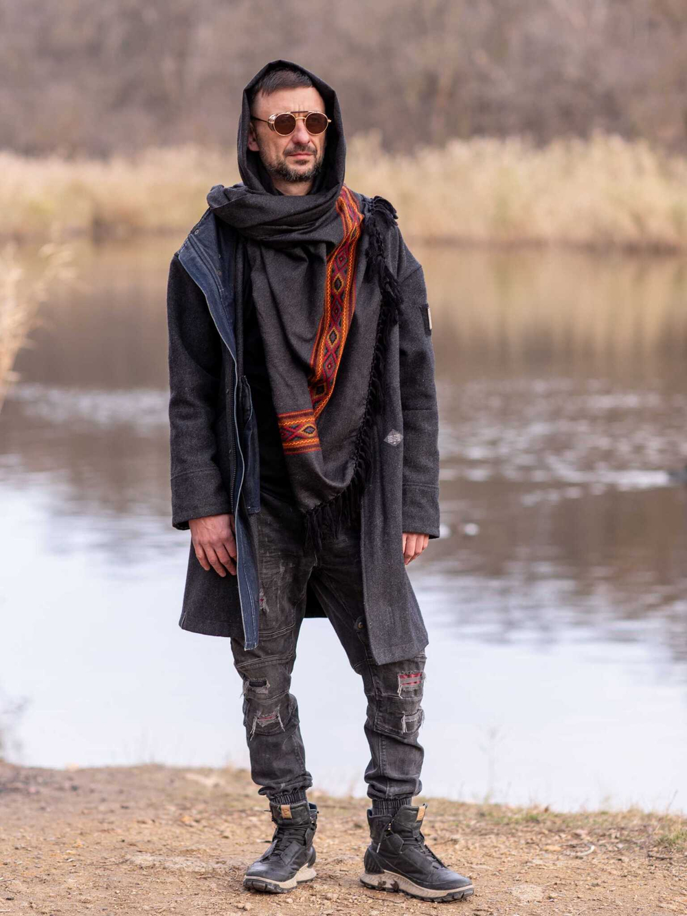 Шерстяной палантин с вышивкой (графит)