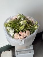 Букет из кустовых пионовивидных роз, гортензии, амми, лизиантуса и хризантемы