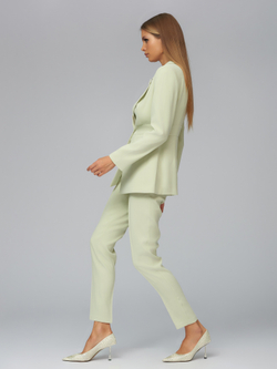 Женский фисташковый костюм двойка с приталенным жакетом