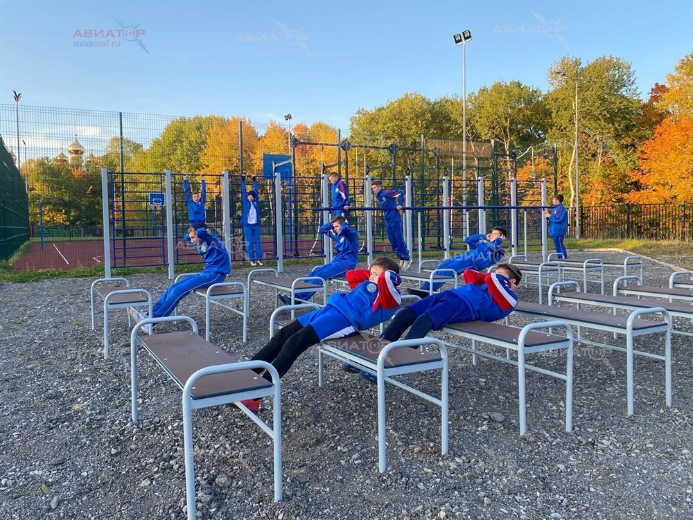 Скамейка с поручнями