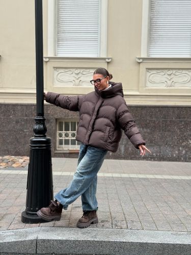 Шоколадный пуховик с капюшоном